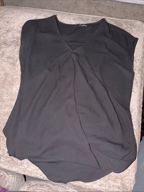 Ro & De Black V-Neck Pleated Sleeveless Blouse
